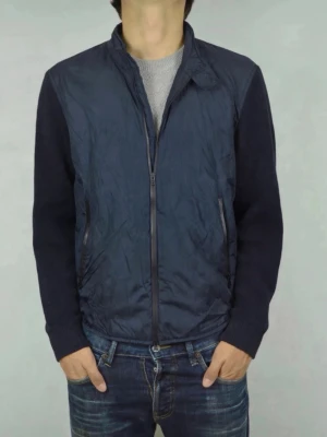 Marinblå Massimo Dutti cardigan - M - Skön cardigan från Massimo Dutti. Plagget har en fläck på axeln, men går troligtvis bort i tvätten . Modellen på bilden är ca 180 cm lång. Om du undrar över något tveka då inte på att höra av dig🙌