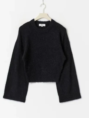 Stickad tröja  - Säljer denna stickade tröja från Gina Tricot som är perfekt till hösten. Aldrig använd med prislappen är borta. Den är tightare i midjan och lösare upptill och i armarna. 