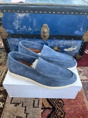 Italienska mocka loafers - Loafers likt summer walks från Loro piana, storlek 45