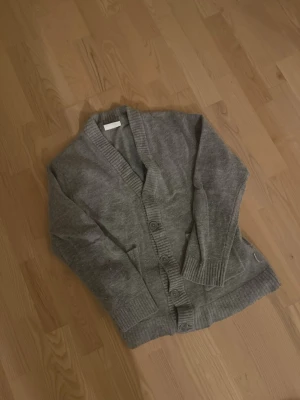 Cardigan - Säljer en riktigt fet Lindbergh cardigan i storlek M men passar S bättre. Den är helt utan skavanker vid frågor om bilder eller liknande😊💛