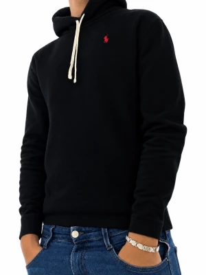 Svart hoodie från Polo Ralph Lauren - Riktigt schysst svart hoodie från Polo Ralph Lauren med en skön passform och riktigt bra skick med tanke på priset, storlek S (herr). Köpte hoodien för runt 2000 kr, vilket gör 900 kr till ett schysst pris.                                        Bara att höra av dig vid frågor och funderingar! Alltid snabba svar!💫