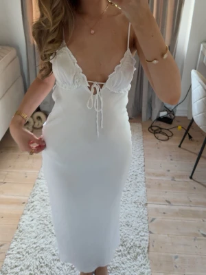 Vit satin klänning Zara  - Lång vit satin klänning med knytning i fram från Zara ❤️