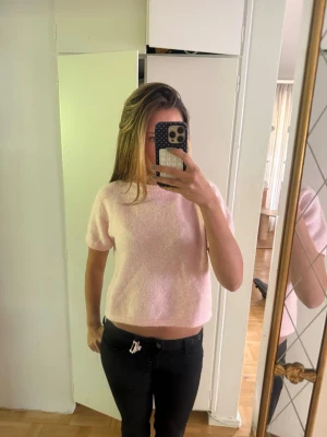 Ljusrosa kortärmad topp - Söt ljusrosa topp med korta ärmar, barn storlek 158/164  men passar S-M 