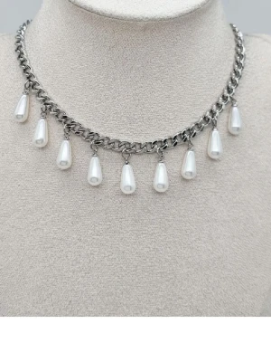 Kedjehalsband med droppformade pärlor - Snyggt halsband i silverfärgad metall med droppformade vita pärlor som hänger längs hela kedjan. Kedjan är grov och ger ett coolt intryck medan pärlorna tillför en elegant touch. Perfekt för dig som vill sticka ut med accessoarerna.