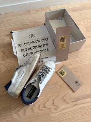 Golden goose - Säljer et par rintigt feta golden goose med kvitto. Dom har inga skavanker eller liknande vid frågor om bilder eller liknande så är det bara att fråga💛😊