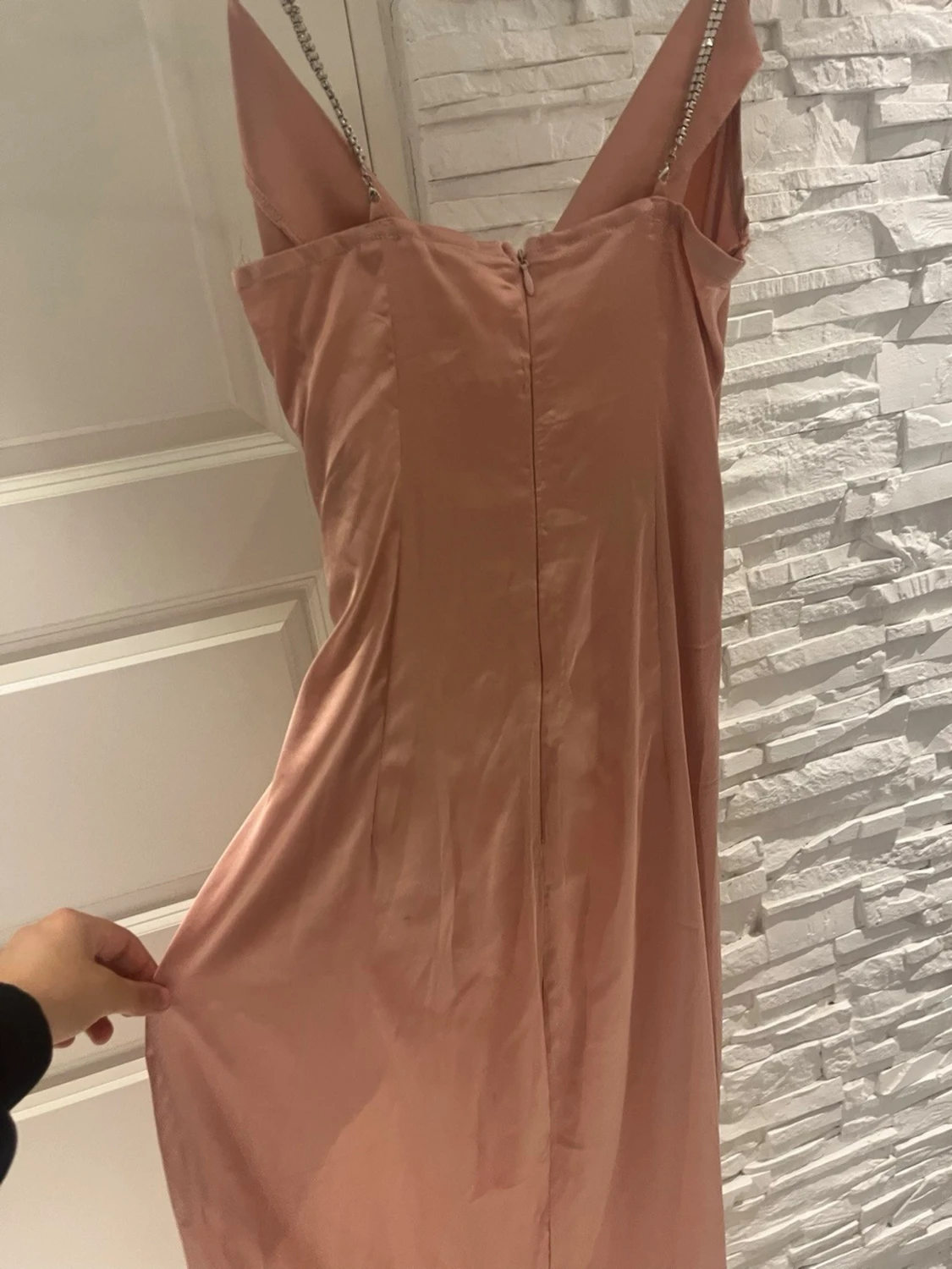 Lång rosa klänning med kedjeband