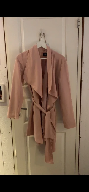 Ljusrosa kappa från ONLY - Säljer en rosa kappa från ONLY, bra skick och passar perfekt till allt, har dock inga fickor tyvärr💕