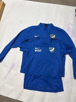 IFK Haninge sport tröjor  - Två IFK Haninge tröjor. En kortärmad ( Storlek: L). En långärmad ( Storlek: XL)