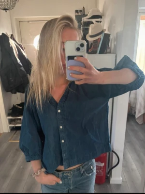 Demin blus h&m - Köpt ny på Vinted, endast använd en gång!