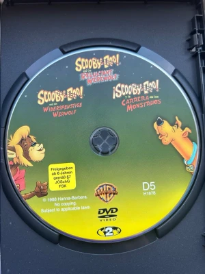 Scooby doo och den motvilliga varulven dvd - DVD-film med Scooby-Doo och den motvillige varulven dvd. OBS!! Det är alltså filmomslaget på sista sidan som är rätt, då skivan ligger i fel fodral. Det är alltså INTE ”rymdvarelsen”  Finns på språk: Svenska, Engelska   OBS!! skivorna är begagnade så det kan förekomma repor/hairlines på skivorna, men då jag kollar igenom alla filmer jag säljer garanterar jag att alla funkar felfritt om inget annat står! :)