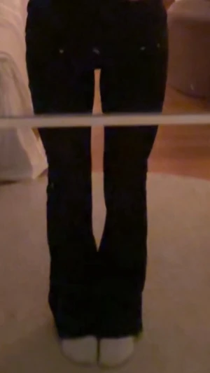 G Rise jeans - Ett par svarta G Rise jeans i storlek S, passar mig som vanligtvis har 25/32 i jeans, något korta kanske men annars jättefina😍😍midjemått:33 cm rakt över, innebenslängd:82 cm💕använda 1 gång😍