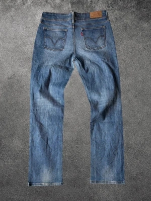 Levis 570 - Levi's 570 Jeans | Storlek: 32/33 | Använda men i mycket bra skick, inga defekter | Mått: midja 42 cm, längd 106 cm | Skickas snabbt, kan gå ner i pris vid snabb affär  Mvh ActiveResell | REF: LEV-006 