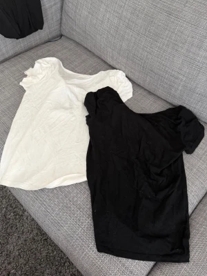 🖤🤍T-shirtar med halv uppenbar rygg - Jag säljer 2 T-shirts från lager 157 med halv öppen rugg med en knytning av sidenband mitt på ryggen i storlek M. Inte använda mer än 5 gånger och inte använd på en bra tag därför väljer jag att sälja 