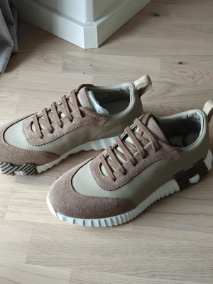 Bouncing sneakers 41/42 - Snygga sneakers i en läder/mockablandning, storlek 41 men passar även fint till någon med 42. Nyskick i dustbag, utan kartong. Liten defekt vid skosnörena, se bild.