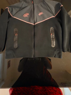 Nike x Life of Syn zip hoodie – Strl S - Säljer en Nike x Life of Syn zip hoodie i mycket fint skick. Storlek S med normal passform. Stilren design med broderade detaljer och dragkedjeförsedda fickor. Perfekt både till vardags och streetwear. Storlek: S Skick: Mycket bra, väl omhändertagen