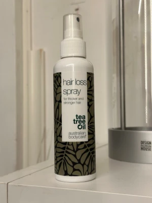 Hair loss spray med tea tree oil - Testad 2 gånger. Spray mot håravfall från Australian Bodycare med tea tree oil. Kommer i en vit plastflaska med svart och grön dekor. Produkten är avsedd för tjockare och starkare hår och innehåller 150 ml. Enkel sprayfunktion för smidig applicering.