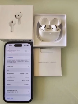 Apple AirPods Pro 4 ANC  - Säljer ett par vita Apple AirPods Pro 4 (ANC) med trådlöst laddningsetui. Snygg och kompakt design i plast, perfekt för musik och samtal. Levereras i originalförpackning med tillbehör. Enkel anslutning till iPhone och andra Apple-enheter.