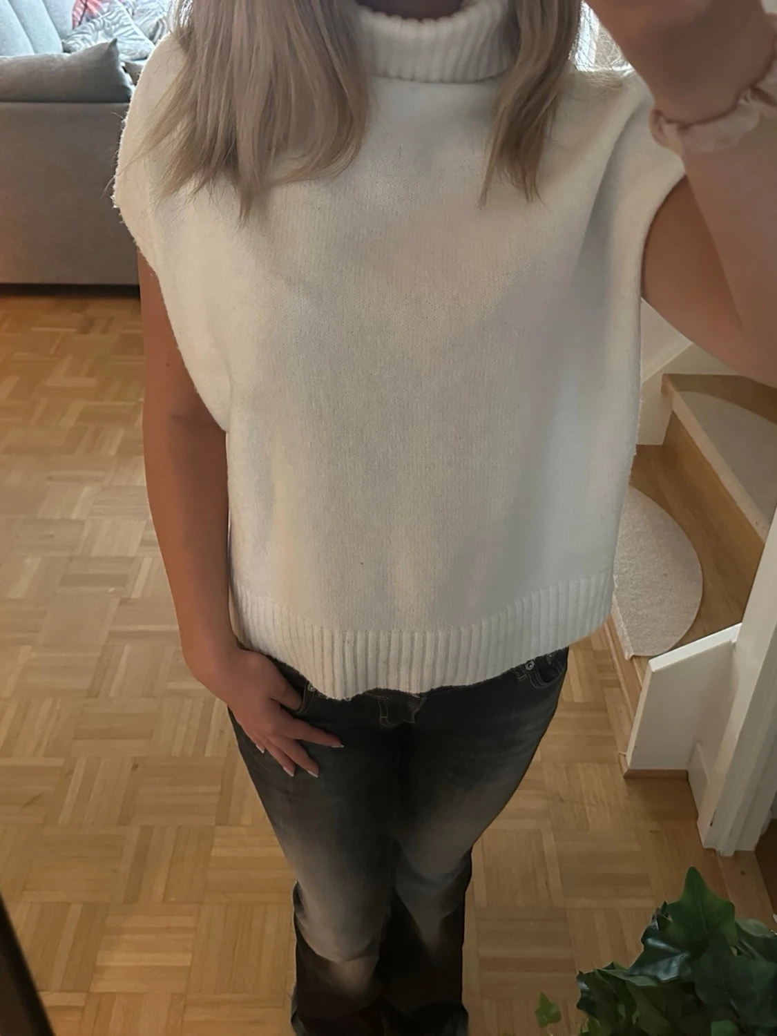 Vit stickad ärmlös polotröja