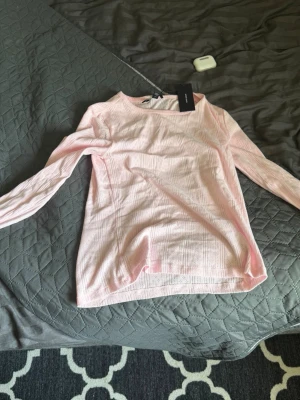 Ljusrosa långärmad tröja - Säljer en ljusrosa långärmad tröja från Vero Moda. Helt oanvänd med lappen kvar.