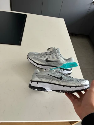 Nike p6000 - Helt nya skor aldrig använda storlek 41 funkar för både kvinnornas män. Jätte trendiga och väldigt efterfrågad. Väldigt sköna och perfekta nu när sommaren börjar ta slut 