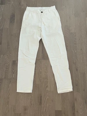 Vita linnebyxor selected homme - Vita linnebyxor från selected homme i storlek XS. Byxorna är använda fåtal gånger och den enda defekten syns på sista bilden, lite färgad på insidan längst ner mot foten, men inget som syns utåt.