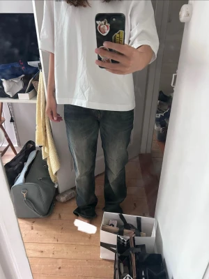 Blå raka jeans med låg midja Weekday - Säljer ett par blå jeans med rak passform och låg midja. Jeansen har klassisk femficksdesign och subtila slitningar för en avslappnad look. Köpa på Weekday och använt väldigt fåtal gånger då dem är för små. Storlek W26 L34🥰