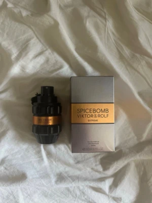 Spicebomb Extreme parfym 50ml - Spicebomb Extreme från Viktor & Rolf är en parfym i en unik, svart och guldfärgad flaska som liknar en granat. Flaskan rymmer 50 ml och har en modern, maskulin design med tydlig logotyp på etiketten. Perfekt för dig som gillar kryddiga dofter. Det är cirka 40-45 ml kvar.