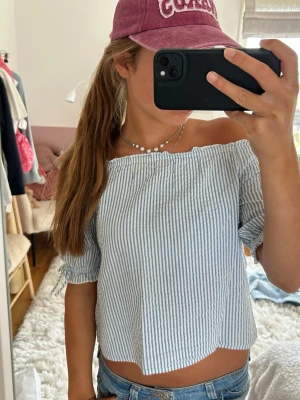 Randig off shoulder topp - Sjukt söt topp från hm!! Passar perfekt på våren och sommaren🩷🩷