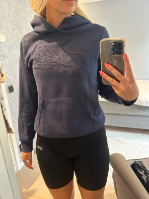 Hoodie Ralph Lauren - Jättefin marinblå hoodie från Polo Ralph Lauren. Är i storlek L för barn men passar mig som har S/M