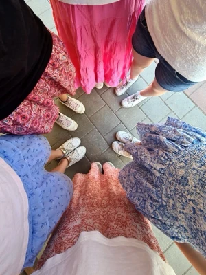 Långkjol - Säljer en jättefin rosa vit långkjol, från Gina Tricot i strl 158-164! (Passar dig som har xs-m då den är väldigt stretchig). Perfekt för dig som vill ha en trendig sommar känsla!💗 Inte använd mycket alls, säljer då jag har en till i blå och vill rensa ut!🫶 Skriv mer än gärna för frågor!💗