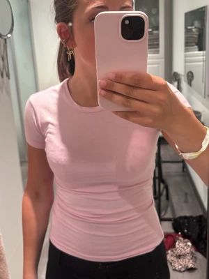 rosa t shirt 🩷 - säljer min ljus rosa t shirt. jätte skön i materialet och inga skador osv. säljer pågrund av att den tar plats.