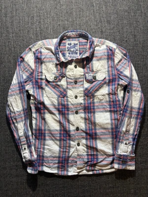 Superdry flanellskjorta ~ vintage  - Sjukt eftertraktad Superdry flanellskjorta ~ vintage modell | st M | färg vit/blå/röd | klassisk passform | sällsynt 2000’s modell | OBS kan gå ner lite i pris vid snabb affär! 🏄