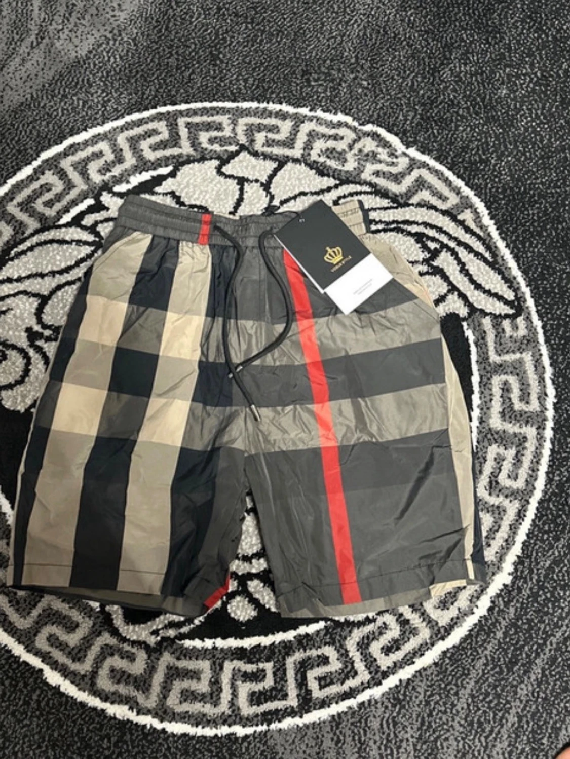 Rutig shorts med snörning och röd detalj - 1