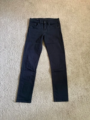 J.Lindeberg byxor - Säljer ett par mörkblå J.Lindeberg-jeans i storlek 30/32. Mycket fint skick utan hål eller slitage.  📦 Skickas snabbt. 💬 Skriv gärna om du vill ha fler bilder eller mått.