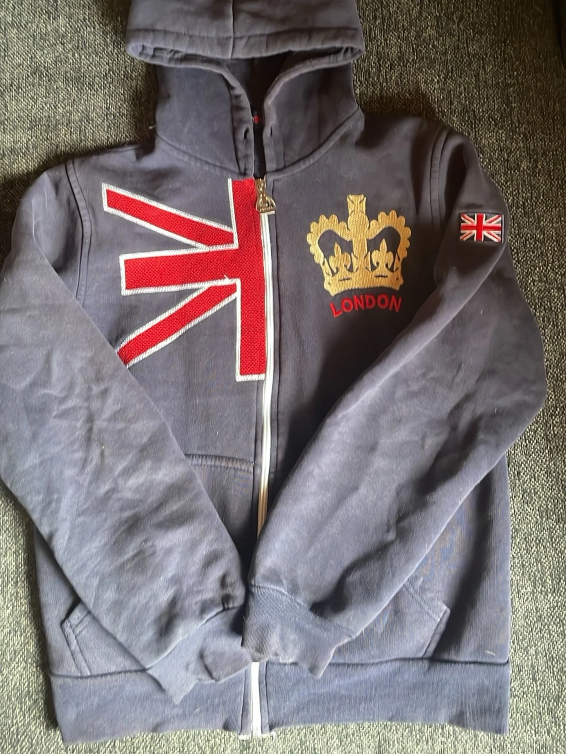 Grå hoodie med Union Jack och krona