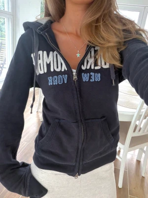 Abercrombie & fitch zip - Frakt 24h. Något mindre i storlek. 