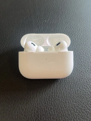 AirPods Pro New Gen - Apple AirPods Pro 1 – Äkta – Kan verifieras på plats  Säljer mina AirPods Pro 1 som fungerar perfekt. Jag har inte kvar box eller kvitto, därför är priset satt lägre än marknaden.  Det som ingår: • AirPods Pro   De kan verifieras på plats genom: • Serienummer i iPhone-inställningar • Find My/Hitta-funktionen • Firmware-information • Fullt funktionstest (ANC, transparensläge, mikrofon och laddning)  