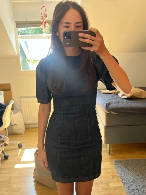 Svart kort jeansklänning med puffärm - En helt ny jeans klänning från Zara med prislappen kvar 