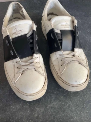 Valentino open - Ett par äkta valentino open skor i storlek 40 men sitter större, kom gärna med prisförslag eller andra frågor!