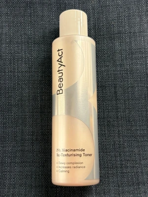 BeautyAct 7% Niacinamide Toner - Toner från Kicks egna märke BeautyAct ☁️ Minskar textur och porer, innehåller lugnande cica och är vegansk samt parfymfri.