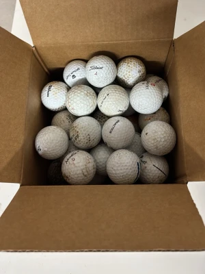Träningsbollar 40-pack - 40-pack träningsbollar. Perfekt för träning på rangen eller hemma. Blandade modeller med tydliga kosmetiska märken och slitage, bollarna kan även vara märkta RANGE.                            REKOMMENDERAS INTE FÖR SPEL PÅ BANAN!#3