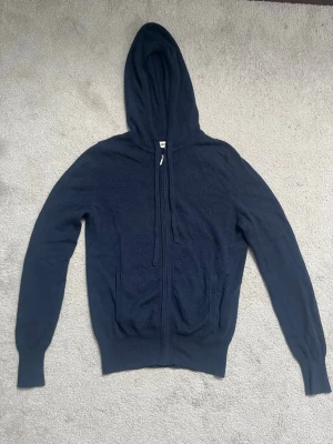 Soft goat zip up - Mörkblå zip up hoodie från soft goat i mycket bra skick. 