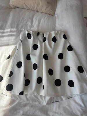 Vit prickig topp från Zara - Säljer en vit topp från Zara med prickar. Aldrig använd nypris 699 kr.