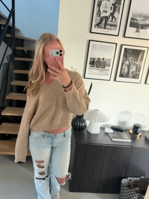 Beige stickad tröja - Snygg beige stickad tröja. Använd några gånger.