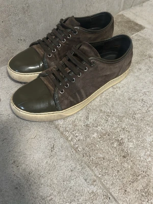 Lanvin cap toe  - Tja, säljer mina bruna lanvins i storlek 41 då dem blivit för små. Dem har några små skavanker, två små hål på insidan av hälen i den vänstra skon. Samt små repor på lacktoppen. Hör av dig vid minsta fundering! 