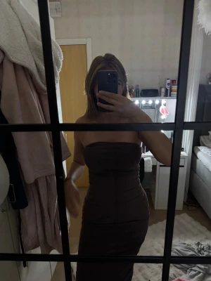 Klänning - Brun tight klänning från new Yorker med prislapp kvar, i storlek S. Aldrig använd och köpte den för 200kr men säljer för 100 vid snabb affär