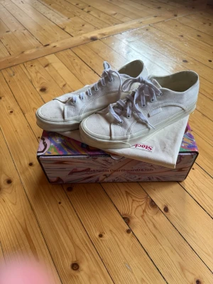 Vans X Stockholm Surfboard Club - Vans och Stockholm Surfboard Club sneakers, låg modell med vita snören och gummisula. Skorna har en enkel och clean design som passar till det mesta. Levereras med originalkartong och dustbag.
