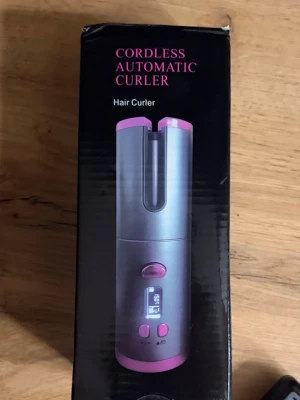 Sladdlös automatisk locktång - En smidig sladdlös automatisk locktång i grått och rosa med digital display och enkla knappar. Perfekt för att snabbt fixa snygga lockar utan krångel med sladdar. Modern design och enkel att ta med i väskan.