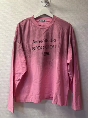 Acne studios long sleeve rosa  - Unisex . Aldrig använd . Kan även mötas i Sthlm om man vill !
