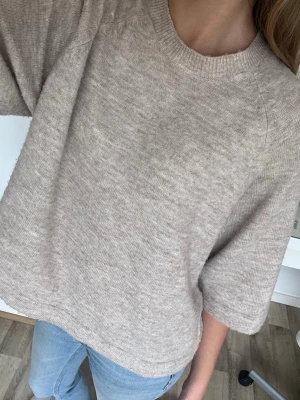 Stickad trekvarts från ONLY. - Säljer min super fina och bekväma trekvarts topp från ONLY i storlek S. Den är i nästan nytt skick. Den är super skön att ha på sig. Jag säljer den då jag aldrig använder den.